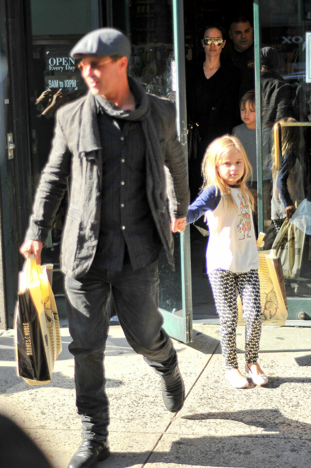 KVALITETSTID: Brad og Angelina på shopping med tvillingene Knox og Vivienne i New York tidligere i år. Foto: NTB Scanpix KVALITETSTID: Brad og Angelina på shopping med tvillingene Knox og Vivienne i New York tidligere i år. Foto: NTB Scanpix